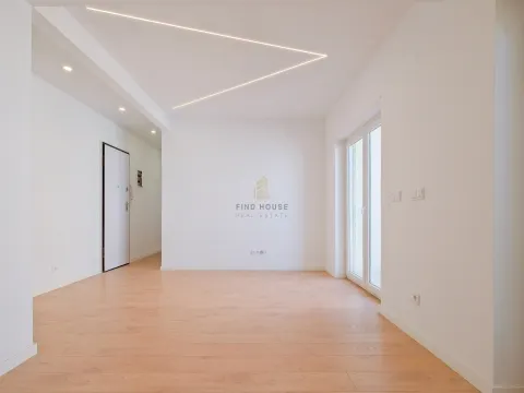 Apartamento T2 totalmente remodelado no centro de Almada