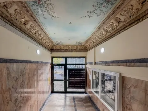 Apartamento T2 totalmente remodelado no centro de Almada