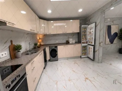 Moradia em banda T5- Porto-Campanhã