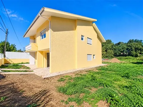 Moradia Isolada T4 com 2.860 m² de Terreno, Santa Maria de Lamas