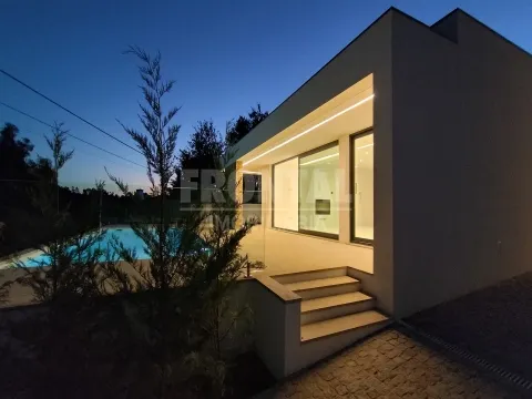 Moradia T3 Nova com Piscina - Sôpo