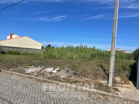 Terreno com Projeto Aprovado para Moradia T4 Geminada – Miramar/Francelos