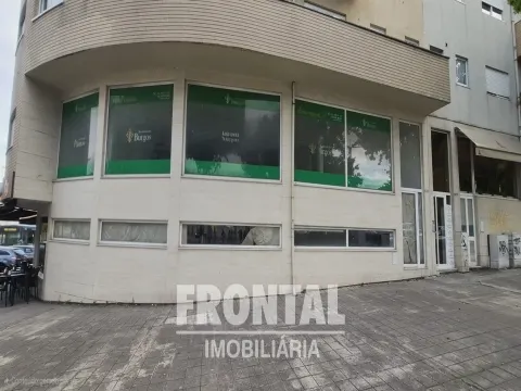 Magasin au sous-sol surélevé à louer | São Mamede de Infesta, Matosinhos, Porto