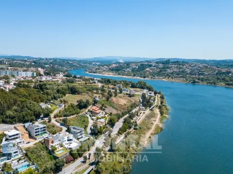 4-Bedroom + 2-Bedroom House with Stunning Views of the Douro River – Possibility of Exchange