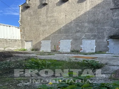 Terreno com Casa e Armazém - 423 m2 | Milheirós, Maia