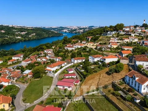 Terreno com Projeto Aprovado para Moradia T3 com Piscina | Pronto para Construção