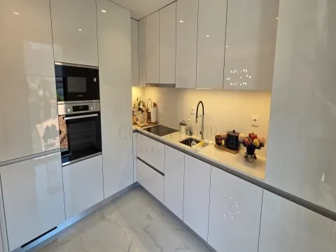 Um apartamento exclusivo T2+1 do ano 2022 com 2 lugares a poucos passos do El Corte Inglês