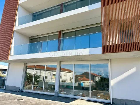 260 sqm Commercial Space in Madalena with Private Patio