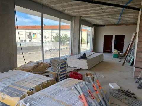 260 sqm Commercial Space in Madalena with Private Patio