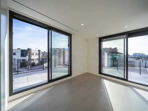 Moradia T5 de Luxo na Praia da Madalena