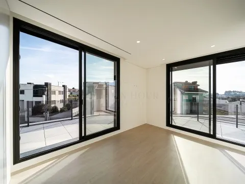 Moradia T5 de Luxo na Praia da Madalena