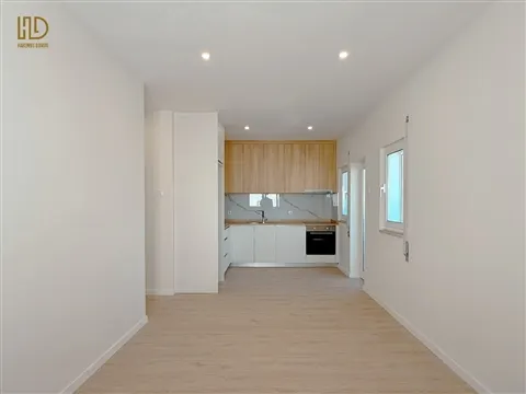 Andar Moradia T3 remodelado a 2.5km das praias de Gaia