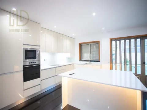 Moradia T3+1 de Luxo com 405m2 a 200 Metros da Praia em Canidelo.
