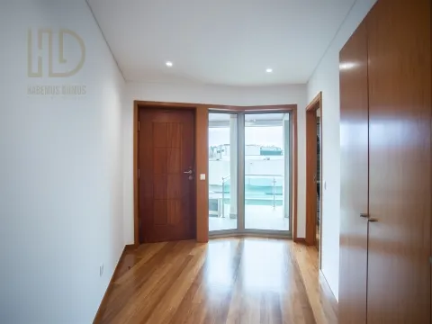 Moradia T3+1 de Luxo com 405m2 a 200 Metros da Praia em Canidelo.