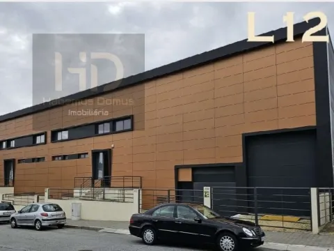 Armazém para venda ou aluguer na zona industrial de Grijó
