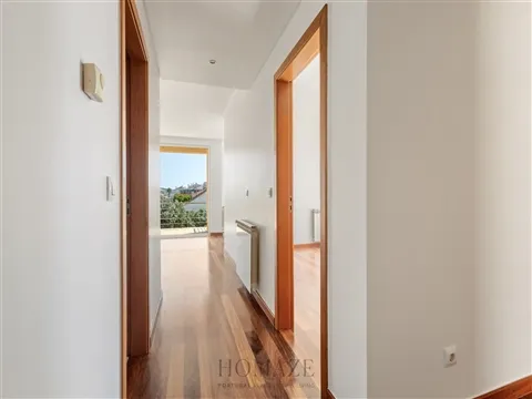 Apartamento T1 com terraço privado e estacionamento na Praia da Areia Branca.
