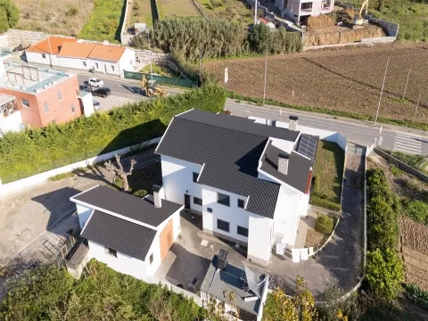 Moradia T6 com Anexo e Terreno de 4405 m² na Lourinhã