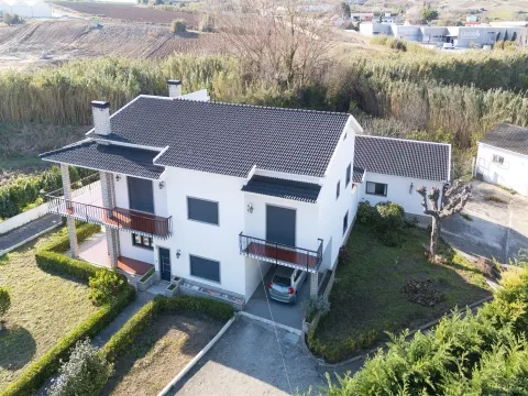 Moradia T6 com Anexo e Terreno de 4405 m² na Lourinhã