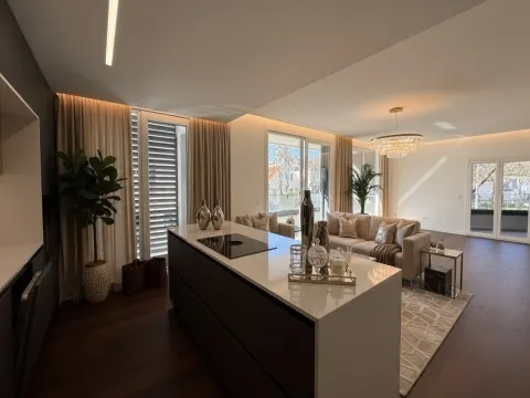 T3 com 3 suites, box, parqueamento, varanda e terraço, a 2 minutos da Praia das Avencas