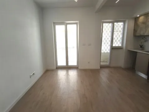 Apartamento T2 com 2 varandas Totalmente Remodelado - Almada