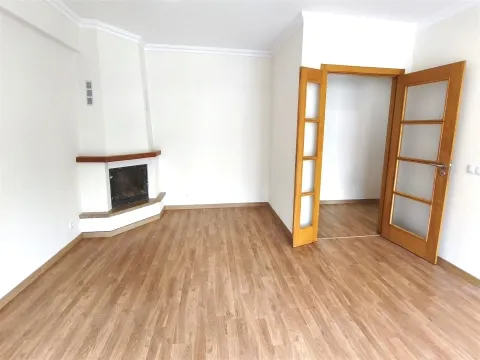 Apartamento T3 em bom estado com suite, Arrecadação - Serra das Minas/Rio de Mouro