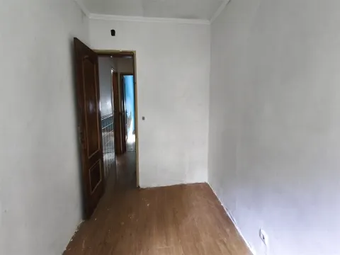 Apartamento T2 55m2 em Benfica, para obras totais