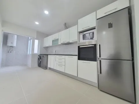 Apartamento T2 Totalmente remodelado, Sala e Cozinha em openspace Laranjeiro/Almada