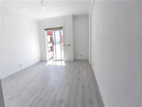 T2 Remodelado, com arrecadação, elevador, 2 varandas - Feijó
