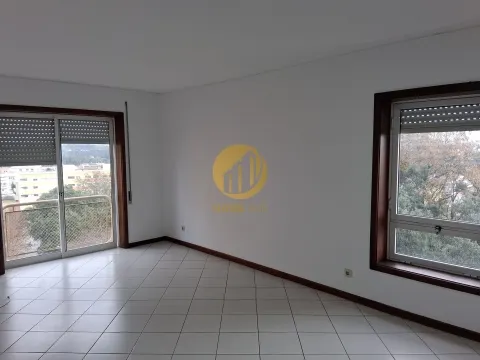 ✨ Oportunidade Única em Gueifães – Maia | T4 no Último Piso com Garagem (Preço de T2!) ✨