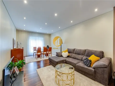 Fully Renovated Three-Bedroom Apartment with 140 sqm, Dual Aspect and Balconies — Altos, Maia