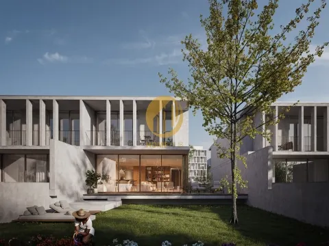 Villa di Lusso Esclusiva in Complesso Residenziale Chiuso — Spazio, Comfort e Privacy