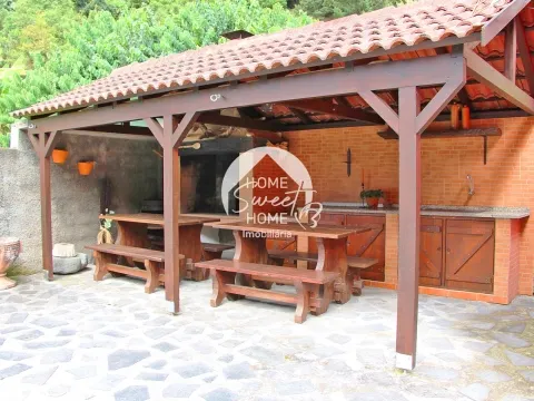 Armazém em formato de casa no Faial, Santana