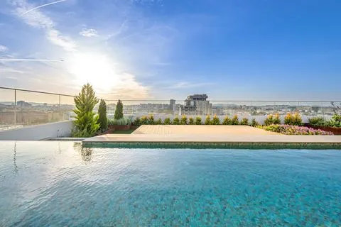 Penthouse 4 quartos de luxo com terraço e piscina privativa