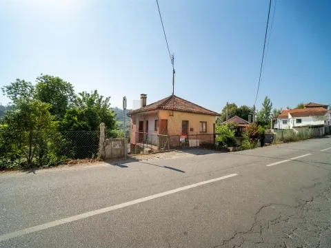 MORADIA DE 2 ANDARES COM TERRENO PARA RESTAURO EM CEPÃES, FAFE!