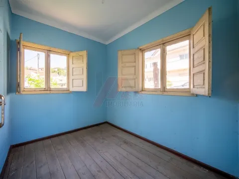 MORADIA DE 2 ANDARES COM TERRENO PARA RESTAURO EM CEPÃES, FAFE!