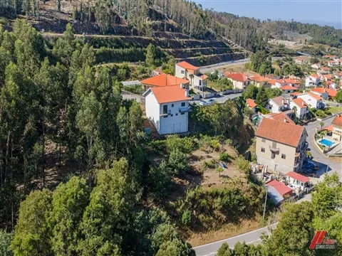 MORADIA INDIVIDUAL T2 COM GARAGEM , TERRENO E VISTAS  FANTÁSTICAS!