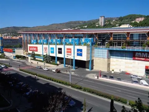 1 Quarto  p/ Rapariga - Junto ao Serra Shopping