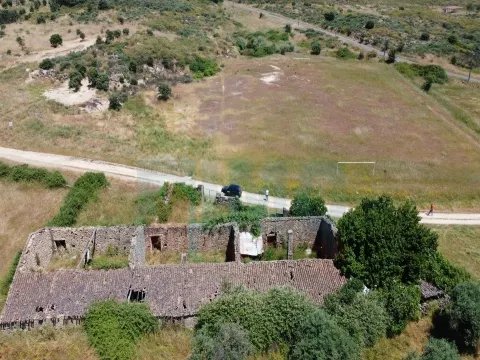 Armazém em ruinas com possibilidade de transformar em habitação - Oledo
