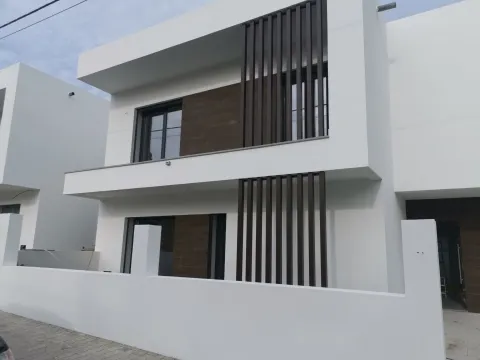 Moradia V4 c/ Garagem - Qtª Laranjeiras - Fernão Ferro