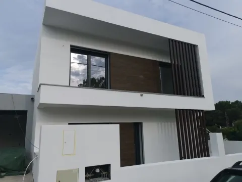 Moradia V4 c/ Garagem - Qtª Laranjeiras - Fernão Ferro