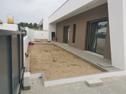 Moradia Isolada V4 c/ Piscina - Térrea - Fernão Ferro