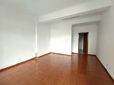 Loja - Centro da Covilhã - Ideal p/ Transformar em Habitação