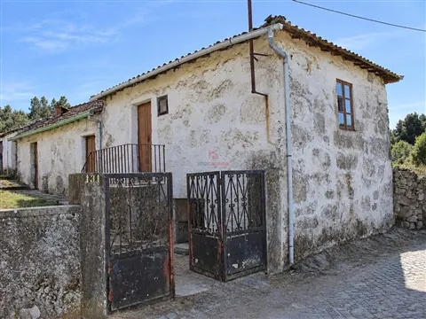 Moradia T1 para Restauro Total em Roriz, Santo Tirso