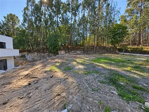Lote de Terreno com 500m2 e Projeto Aprovado em Rendufe, Guimarães