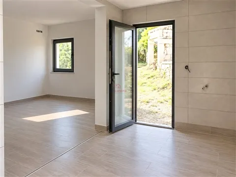 Moradia T2 Vendida em Fase de Acabamentos + Ruína para Restauro Total em Lordelo, Guimarães