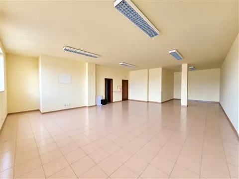 Loja com 60m2 para Venda no Centro de São Martinho do Campo, Santo Tirso