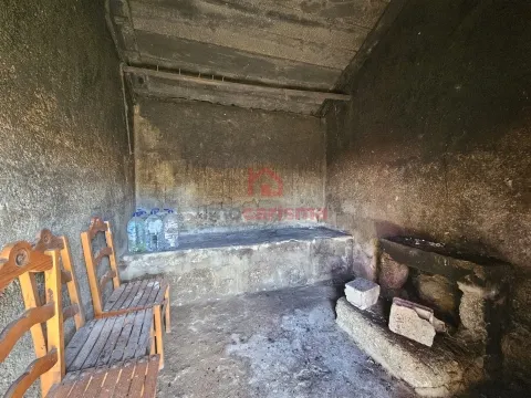 Moradia Térrea para Restauro em Codessos, Paços de Ferreira