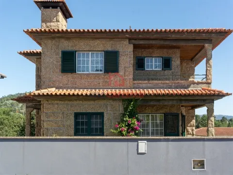 Luxury Individual T4 House in Brito, Guimarães