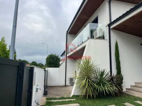 Moradia T3 de Luxo Próxima do Centro de Vila das Aves