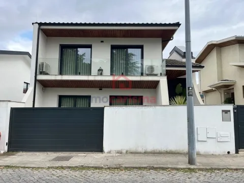 Moradia T3 de Luxo Próxima do Centro de Vila das Aves